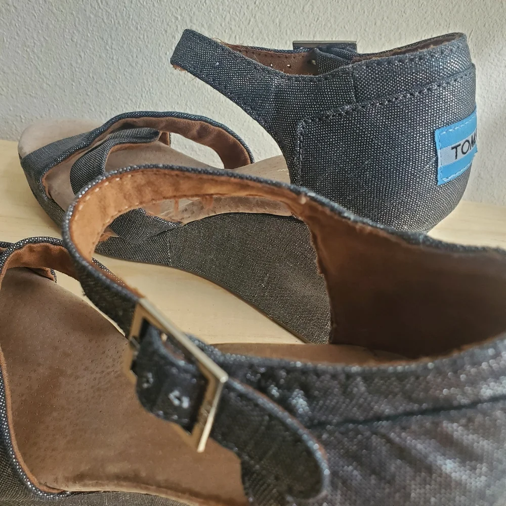 Toms step out